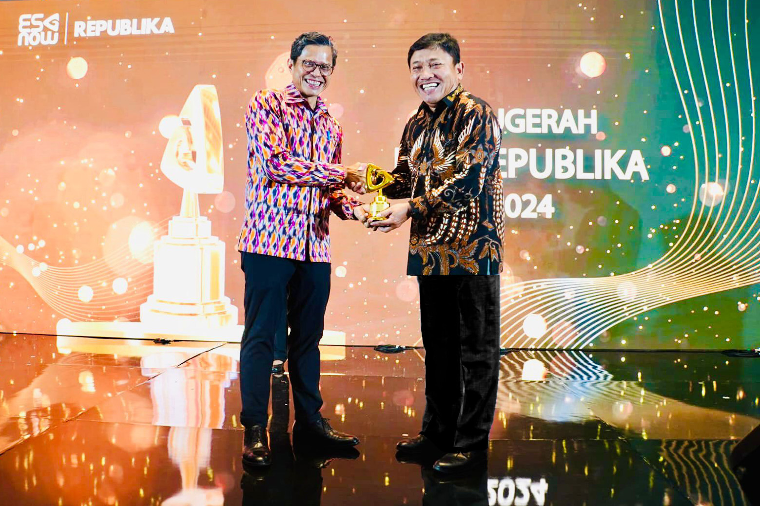 MEMBANGGAKAN : Wakil Direktur Utama BSI Bob Tyasika Ananta (kanan) menerima penghargaan Best Practices in Regulation Compliance dalam ajang Anugerah ESG Republika Award 2024 di Hotel Westin Jakarta.