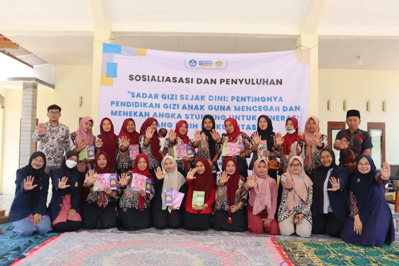 CEGAH STUNTING: Tim Abdimas UTM foto bersama kader posyandu Desa Jaddih, usai melaksanakan kegiatan pelatihan.