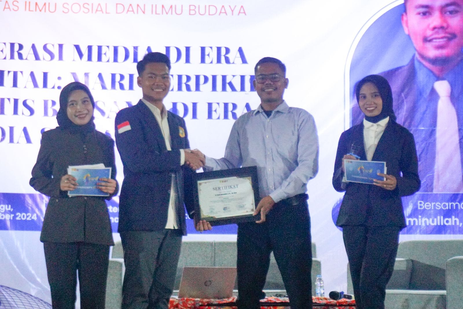 SIMBOLIS: Gubernur BEM FISIB, Dhanil Hukamak, menyetahkan cinderamata kepada Dr. Cand Aminullah, S.Pd., M.I.Kom.
