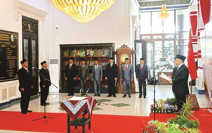 BANYAK DIMINATI: Pegawai negeri sipil (PNS) di lingkungan Pemkab Sampang dalam acara pengambilan sumpah jabatan di Pendopo Trunojoyo Senin (23/9). (JUNAIDI PONDIYANTO/JPRM)