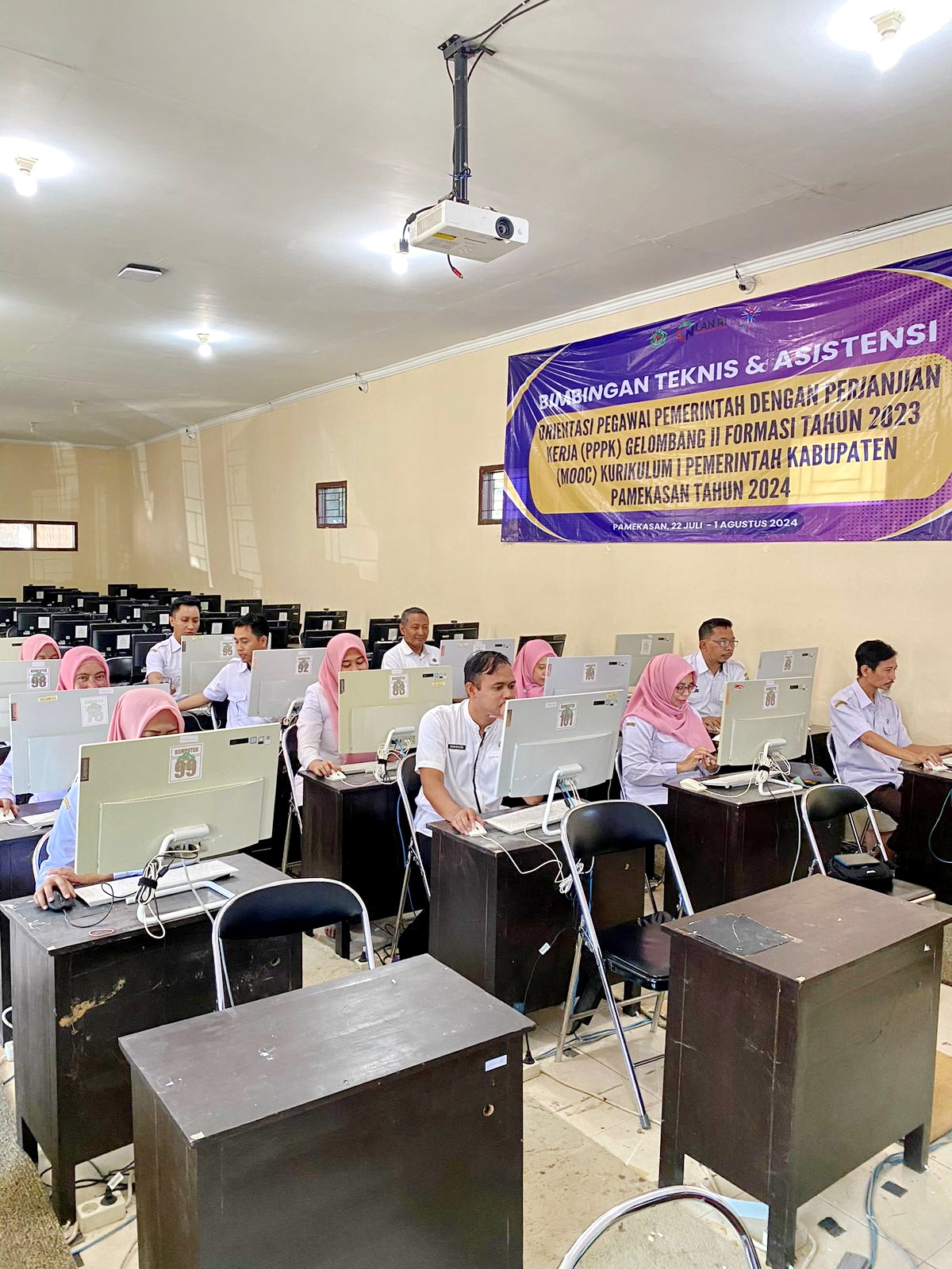 FOKUS: Sejumlah tim verifikator melakukan verifikasi masa sanggah pelamar di kantor CAT BKPSDM, Minggu (20/9). (BKPSDM UNTUK JPRM)