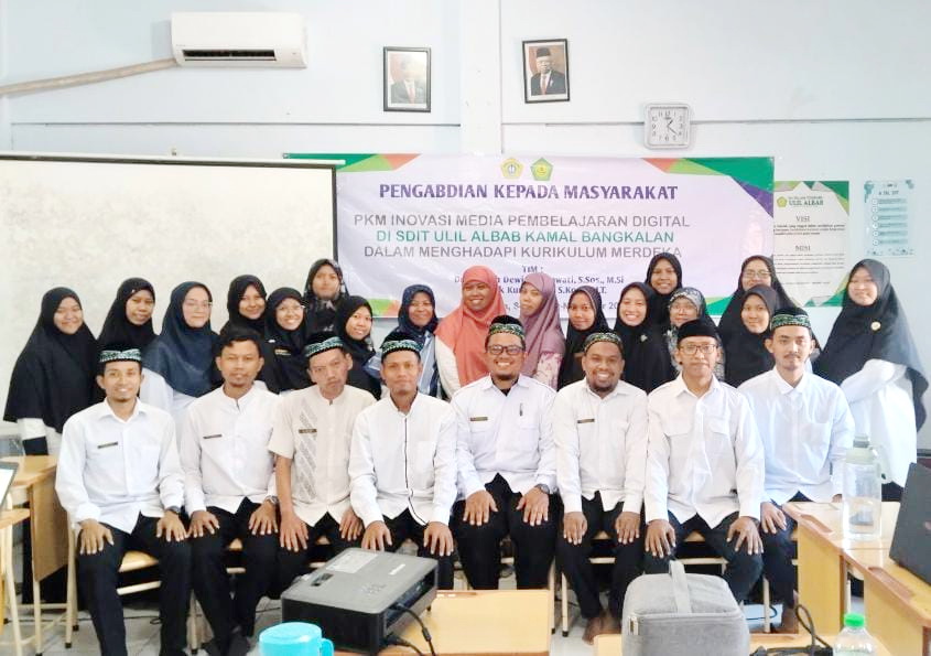 PAPARAN: Dosen FISIB UTM bersama para guru SDIT Ulil Albab, Kecamatan Kamal, berfoto bersama seusai acara pelatihan pada Rabu (18/9).
