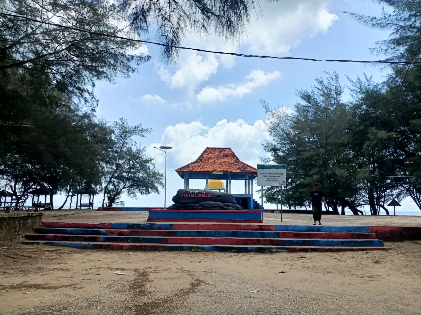 POTENSI WISATA: Warga melintas di area destinasi wisata Pantai Lombang, Desa Dapenda, Kecamatan Batang-Batang, Rabu (3/4). (MOH. IQBAL/JPRM)