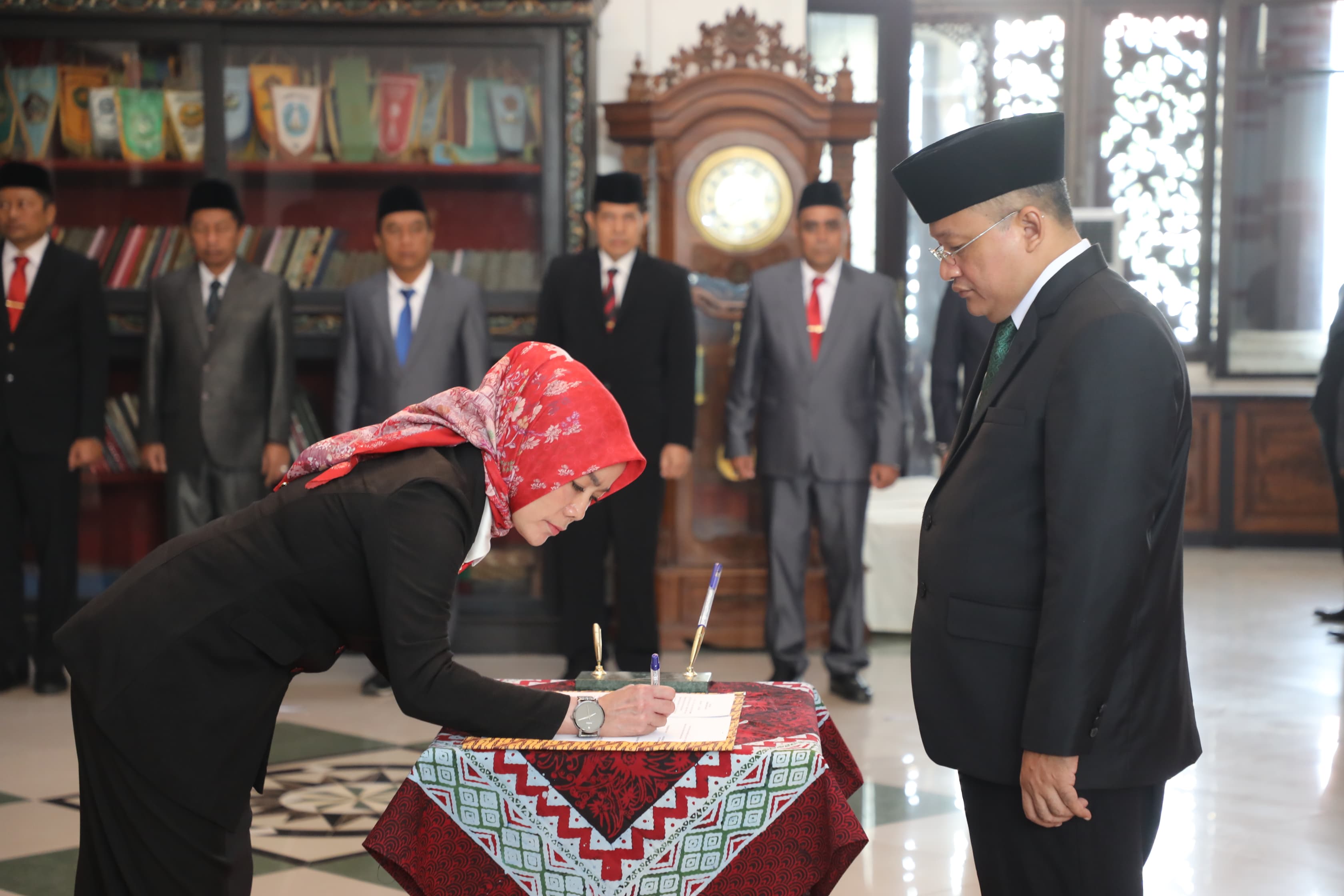 PEJABAT PUBLIK: Pj Bupati Sampang Rudi Arifiyanto (kanan) dalam acara pelantikan pejabat di Pendopo Trunojoyo, Kabupaten Sampang, Senin (23/9).