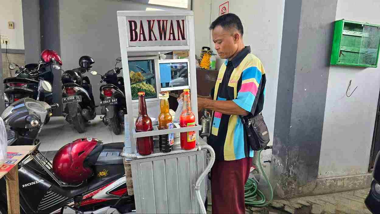 Budi Kristiono (56), seorang pedagang bakwan yang telah lama menjadi peserta JKN di Kabupaten Pamekasan.