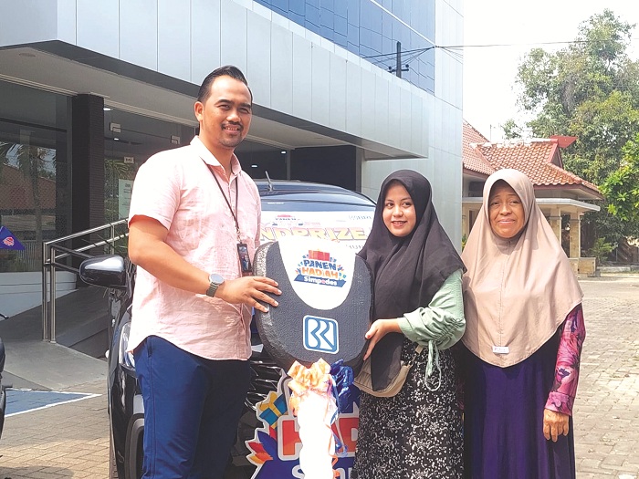 BERUNTUNG: Pemimpin Cabang BRI Bangkalan Satrio Adrianto menyerahkan hadiah satu unit mobil kepada Choiriyatun Nisa Rabu (25/9). (ZEINAL ABIDIN/JPRM)