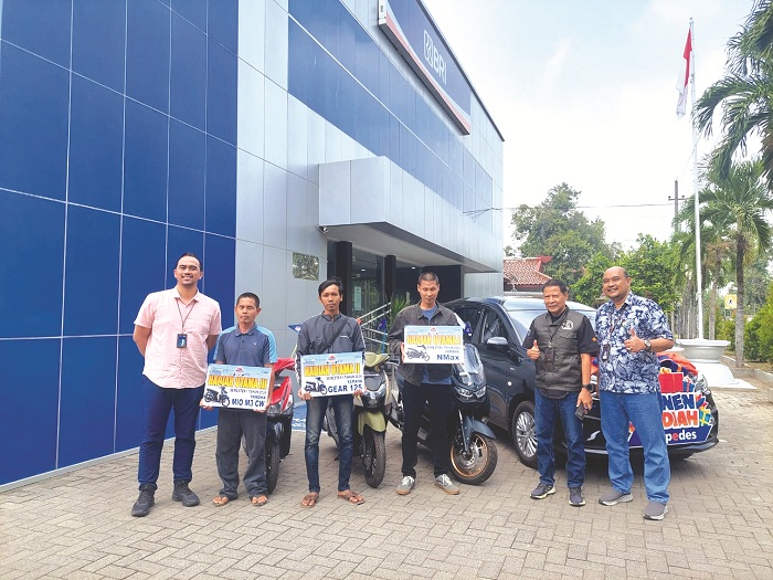 SELAMAT: Pemimpin Cabang BRI Bangkalan Satrio Adrianto (kiri) menyerahkan hadiah kepada pemenang undian sepeda motor Rabu (25/9). (ZEINAL ABIDIN/JPRM)