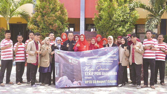 EDUKATIF: Tim Hibah Abdimas STKIP PGRI Bangkalan berfoto bersama dengan siswa dan guru SDN Negeri 1 Sepulu, Selasa (24/9). (YUSRIANTO SHOLEH UNTUK JPRM)