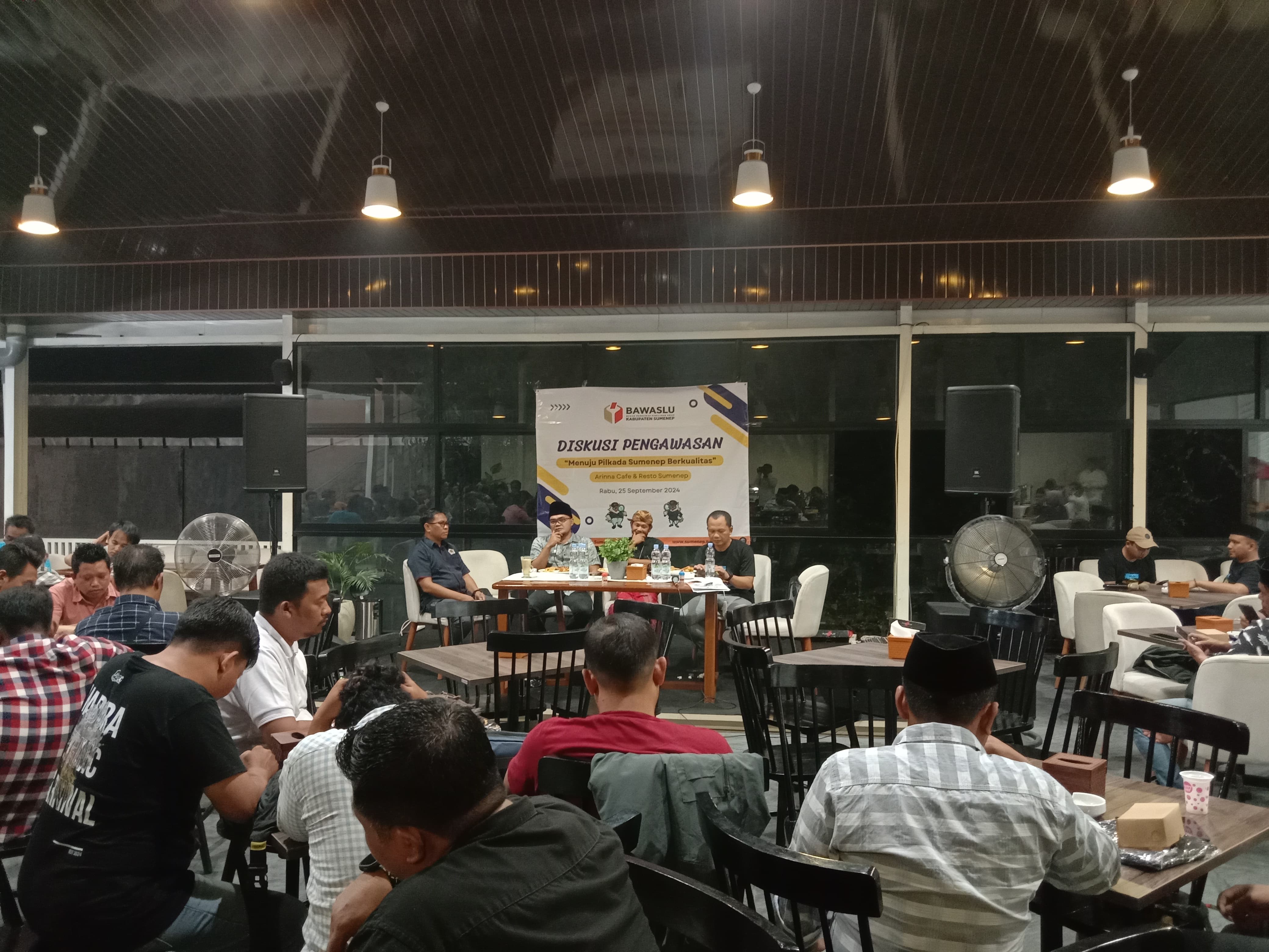 LANCAR: Ketua Bawaslu Sumenep Achmad Subaidi (kanan), anggota Bawaslu Sumenep Moh Rusydi Zain ZA (pegang mikrofon) bersama pemateri saat kegiatan diskusi pengawasan di  Arinna cafe and resto