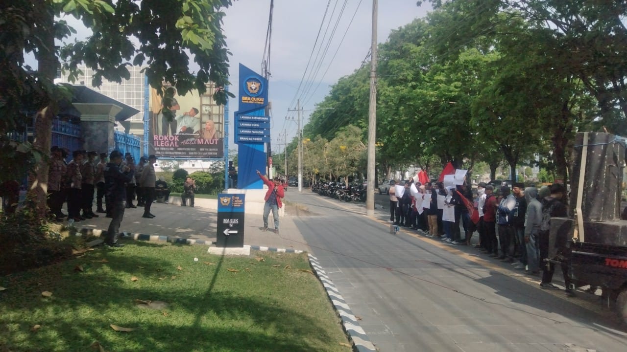 MENGGUGAT: Pedemo berorasi di depan Kanwil Bea Cukai Jawa Timur Selasa (24/9). (RIBUT BAIDI UNTUK JPRM)