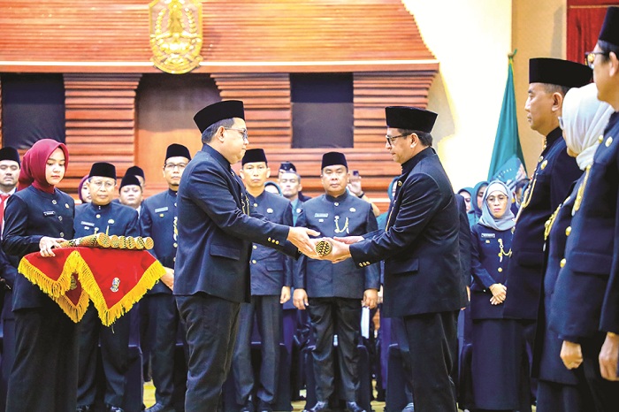 AMANAH: Pj Gubernur Jawa Timur Adhy Karyono menyerahkan SK perpanjangan masa jabatan Pj Bupati Pamekasan Masrukin di Gedung Negara Grahadi, Surabaya, Selasa (24/9). (PROKOPIM PAMEKASAN UNTUK JPRM)