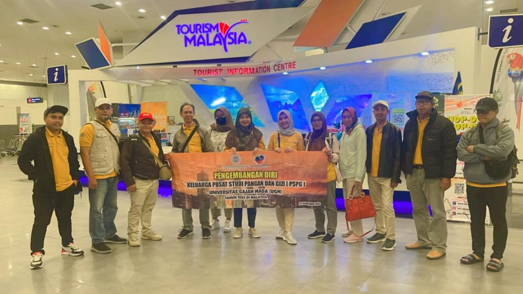 LAYANAN PRIMA: Wisatawan dari kampus Unesa, kampus UGM, dan kampus UMI Makassar ketika berada di Malaysia dan Singapura. (FAUZAN UNTUK JPRM)