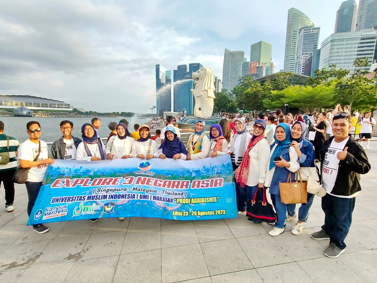 LAYANAN PRIMA: Wisatawan dari kampus Unesa, kampus UGM, dan kampus UMI Makassar ketika berada di Malaysia dan Singapura. (FAUZAN UNTUK JPRM)