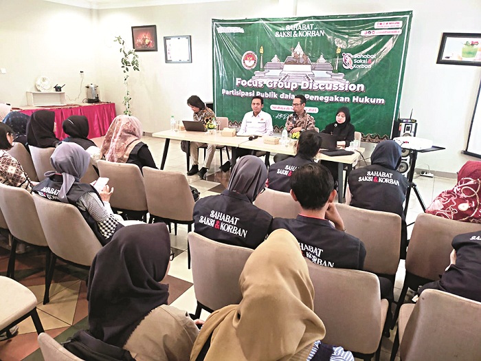 ANTUSIAS: Dari kiri, Kepala Biro Hukum Kerja Sama dan Humas LPSK Sriyana, Waka LPSK Wawan Fahrudin, Koordinator Humas LPSK Fakhrur Haqiqi, dan LO SSK Jatim Ai Rosita berdiskusi dengan SSK Jatim.