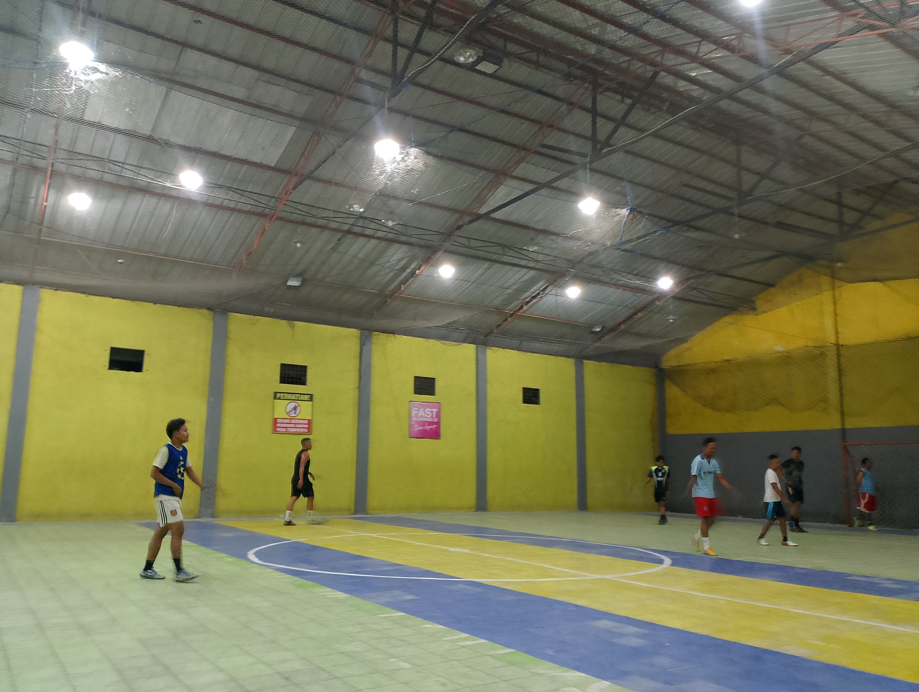 PENUH SEMANGAT: Pemain Afkab Sampang berlatih di Lapangan Futsal Sila Indah, Kota Sampang, Selasa (17/9).