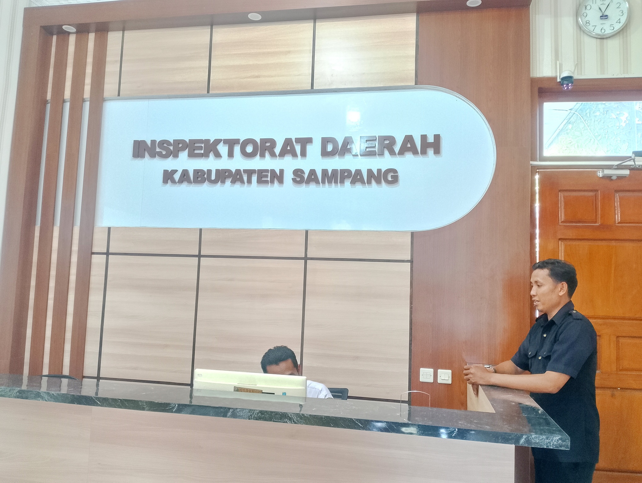 BERTUGAS: Pegawai Inspektorat Sampang sedang bertugas di kantornya kemarin. (UBAIDILLAHIR RA&rsquo;IE/JPRM)