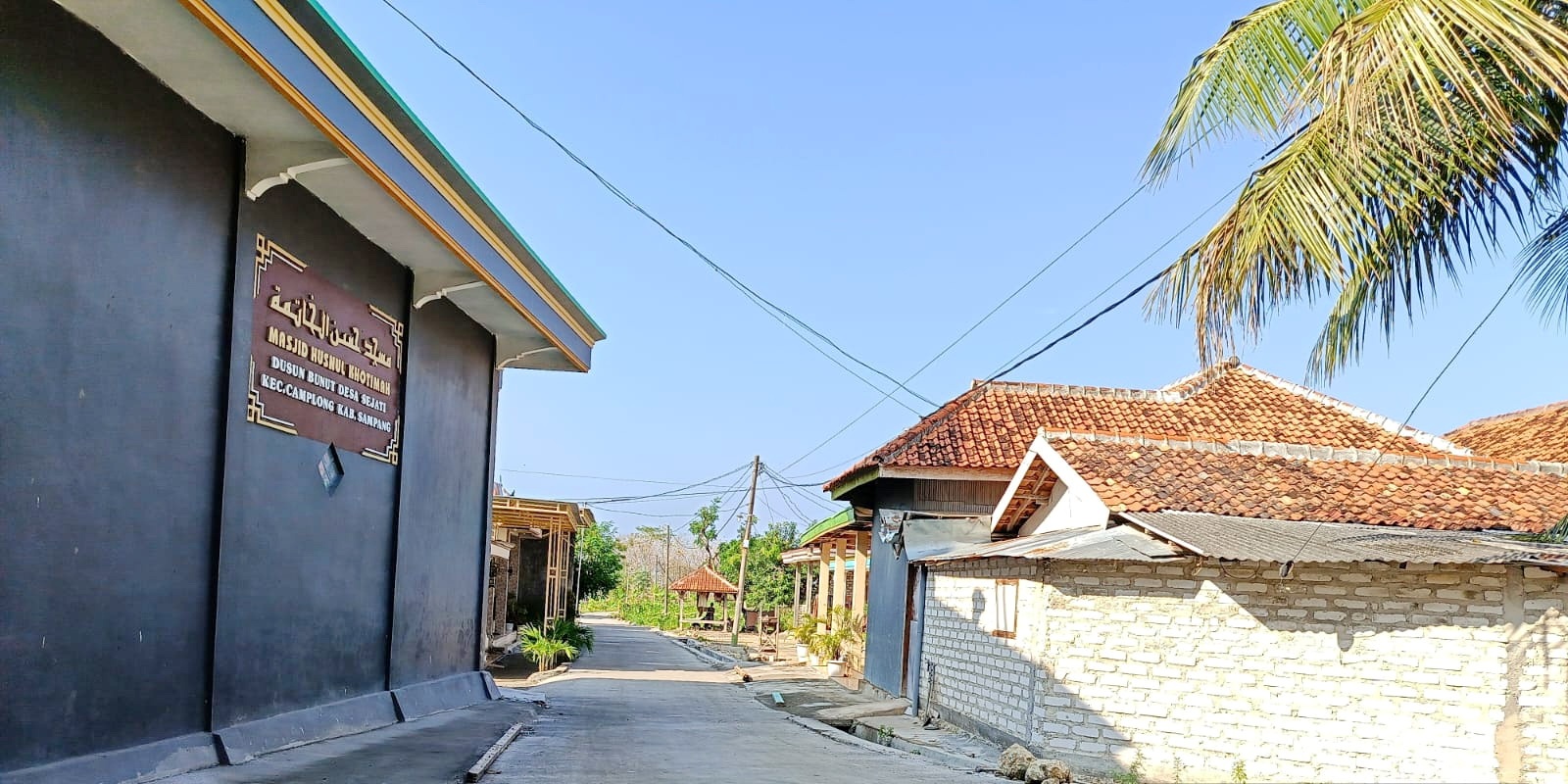 MULUS: Akses jalan Dusun Bunut, Desa Sejati, Kecamatan Camplong, setelah diperbaiki pada masa kepemimpinan mantan Pj Kades Sasmita. (SYAFIUDDIN UNTUK JPRM)