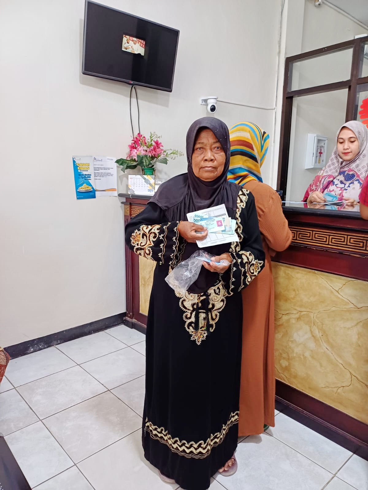 TEPAT SASARAN: KPM BLT DD menunjukkan bukti bantuan yang diterima. (SYAFIUDDIN UNTUK JPRM)
