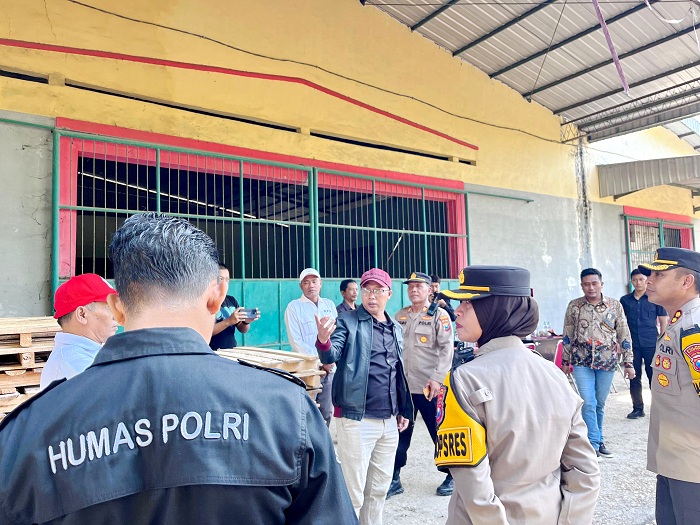 HARUS AMAN: Ketua KPU Sampang Aliyanto (berkacamata) meninjau gudang logistik bersama kepolisian dan Bawaslu di Jalan Makboel, Kota Sampang, Kamis (19/9). (KPU UNTUK JPRM)