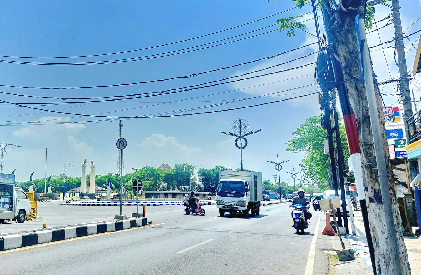 TERIK: Pengendara melintas di sekitar lampu PJU Jalan KH Wahid Hasyim, Kota Sampang, kemarin. (JUNAIDI PONDIYANTO/JPRM)
