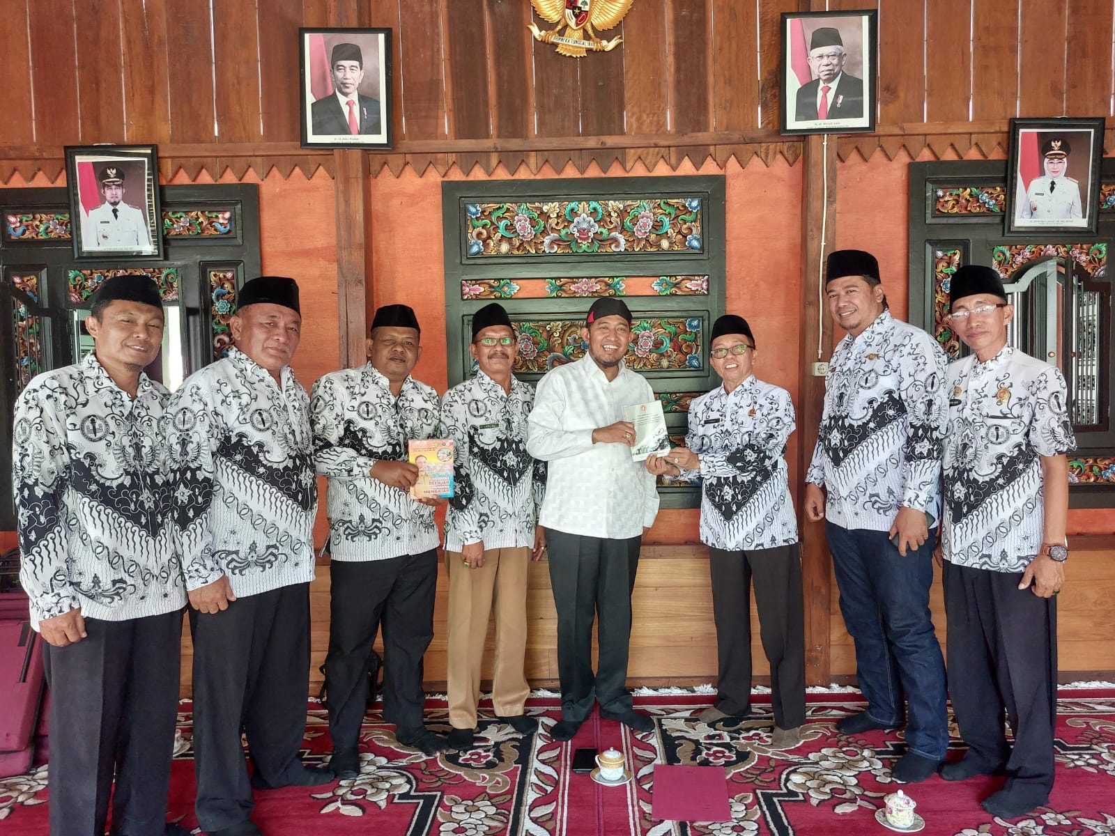 BERSILATURAHMI: Pengurus PGRI Sumenep menyerahkan AD/ART hasil Kongres XXIII PGRI ke dewan pembina di Pendopo Agung Keraton Sumenep, Selasa (24/9).