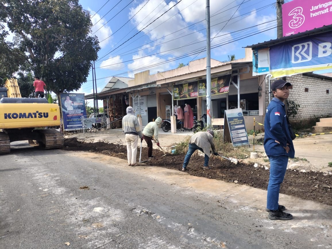 PERBAIKAN: Para pekerja sedang menggarap proyek pelebaran jalan yang menghubungkan Kecamatan Ganding dan Kecamatan Lenteng&nbsp;di Kecamatan Ganding, Sumenep, Minggu (22/9).