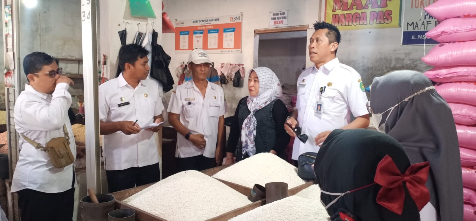MEMANTAU: Anggota TPID Sumenep (seragam putih) melakukan monitoring di Pasar Anom Baru Rabu (25/9). (BAGIAN PEREKONOMIAN SDA UNTUK JPRM)