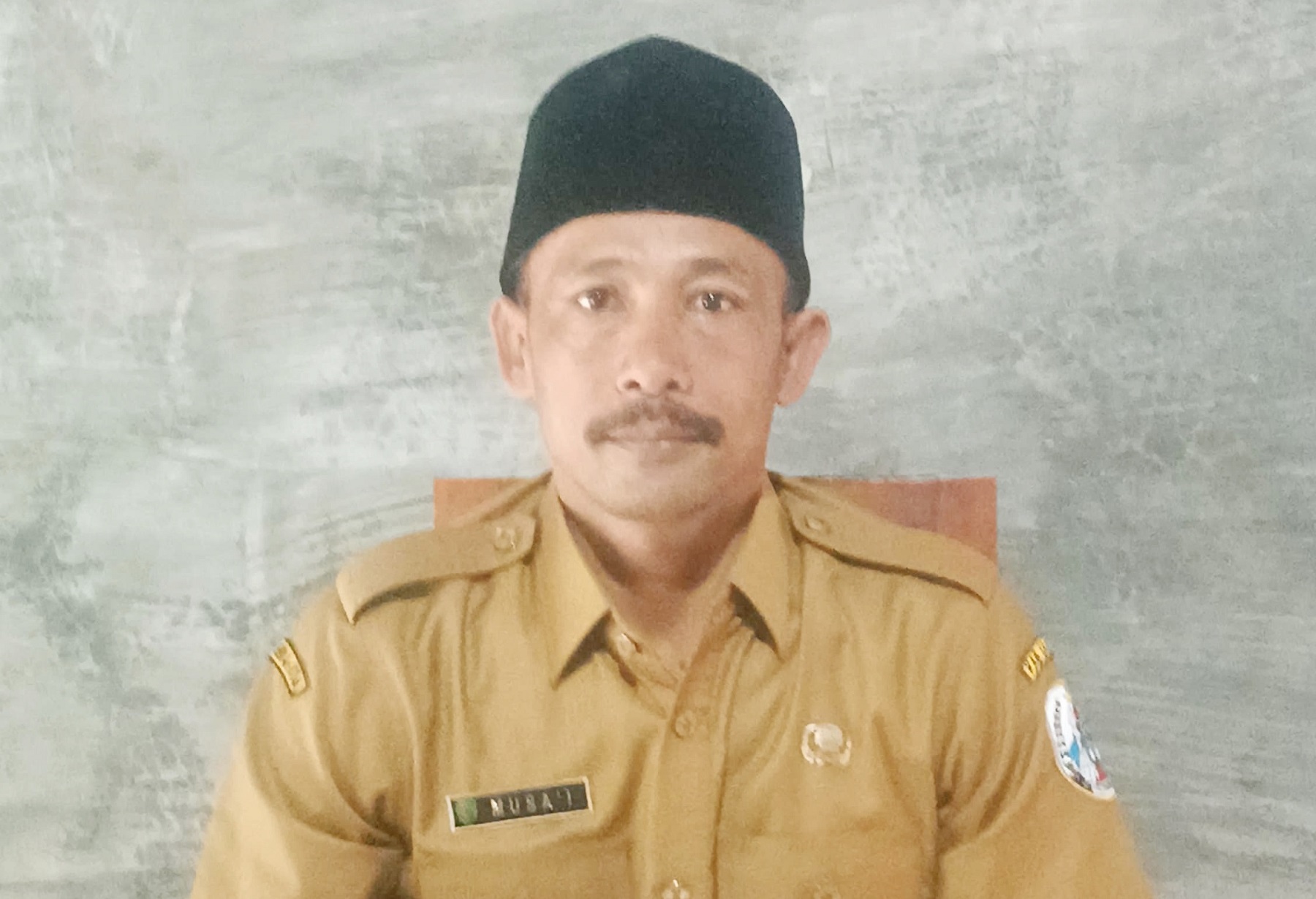 TINGKATKAN PELAYANAN: Pj Kades Karanggayam Musa&rsquo;i saat bertugas di balai desa beberapa waktu lalu.