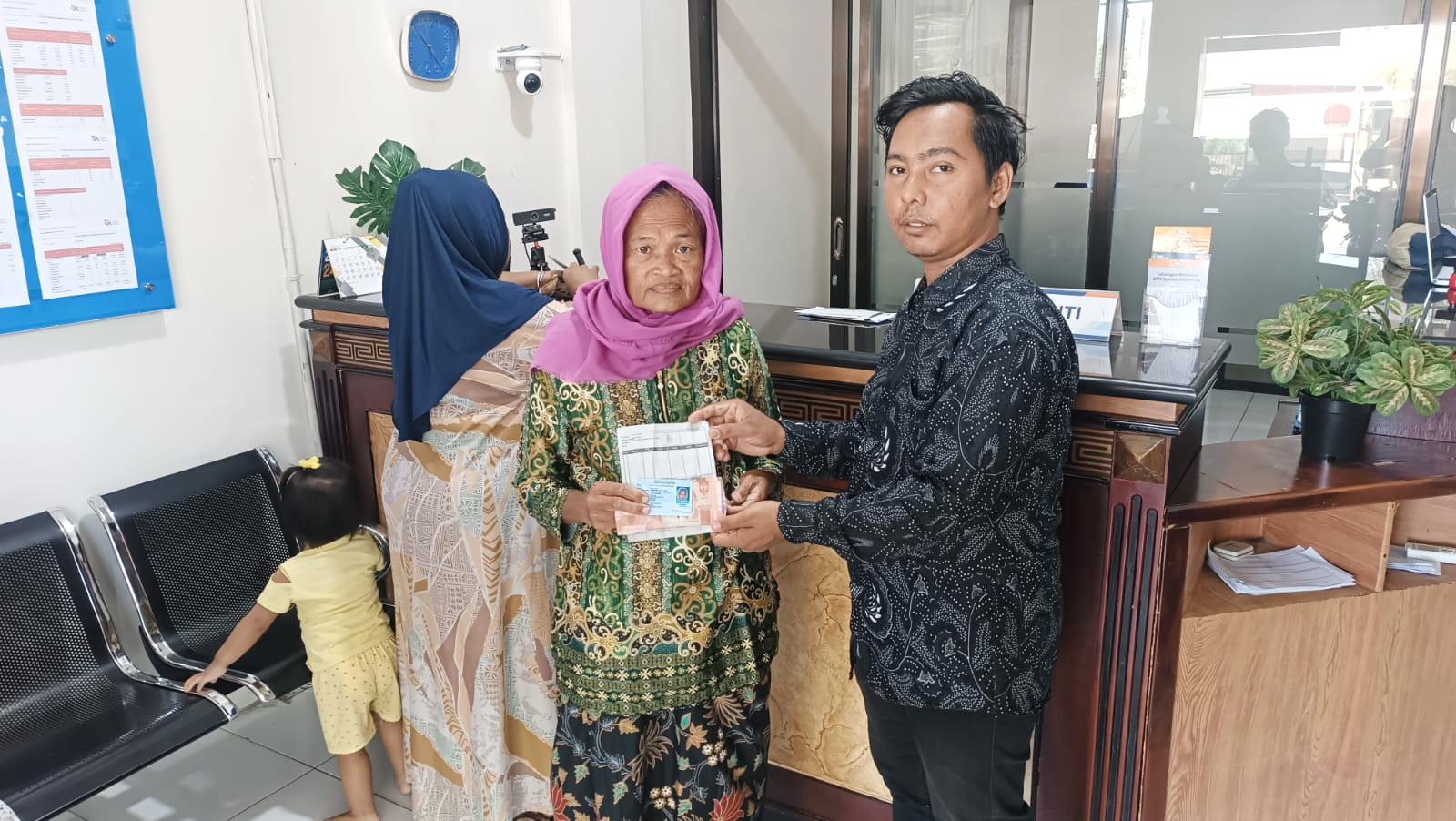 TEPAT SASARAN: Bendahara Desa Karanggayam, Kecamatan Omben, Badrus Salam menyerahkan BLT DD secara simbolis kepada warga kurang mampu.