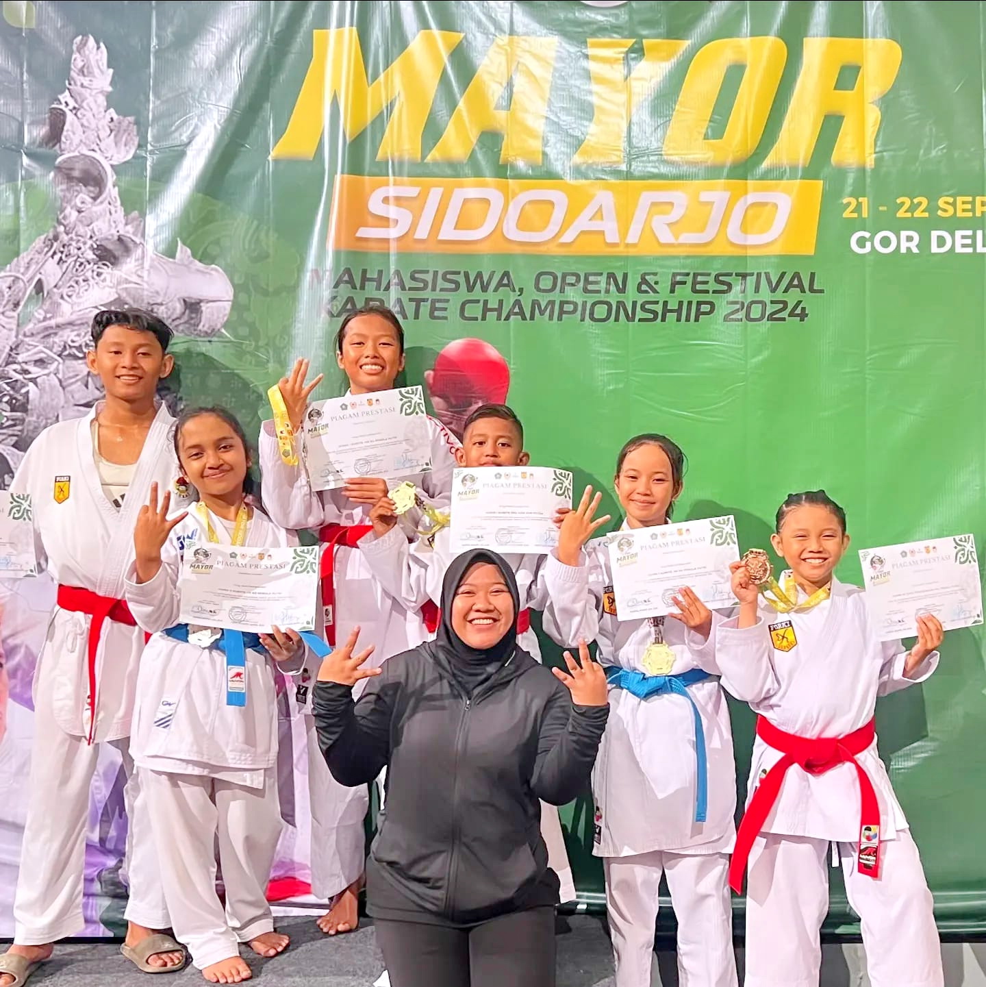 MEMBANGGAKAN: Atlet Institute Karate-Do Indonesia (Inkai) Bangkalan menunjukkan medali dan sertifikat seusai pertandingan di Kejuaraan Karate Mayor Sidoarjo Open 2024, Minggu (22/9).