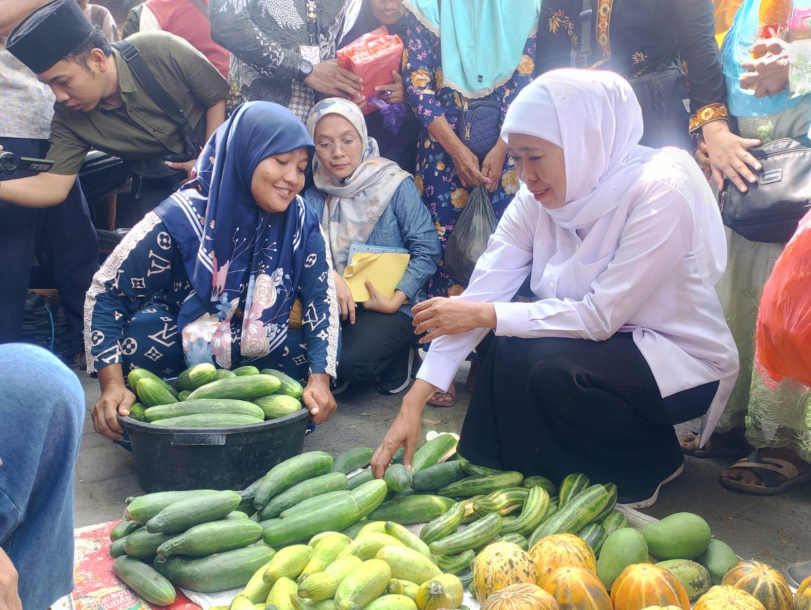 PEDULI: Khofifah Indar Parawansa berdialog dan membeli dagangan para pedagang di Pasar Srimangunan, Sampang, Jumat (27/9). (UBAIDILLAHIR RA&rsquo;IE/JPRM)