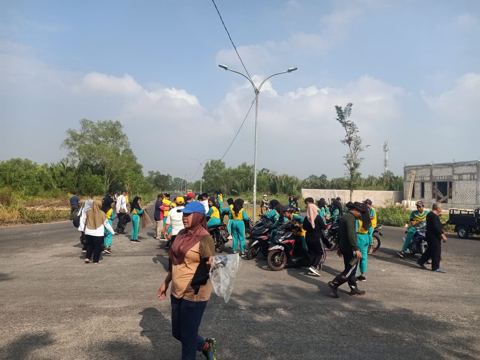 PEDULI KEBERSIHAN: Relawan WCD melakukan pembersihan di Jalan Kinibalu, Bangkalan, Jumat (27/9). (IDRUS SAMSI UNTUK JPRM)