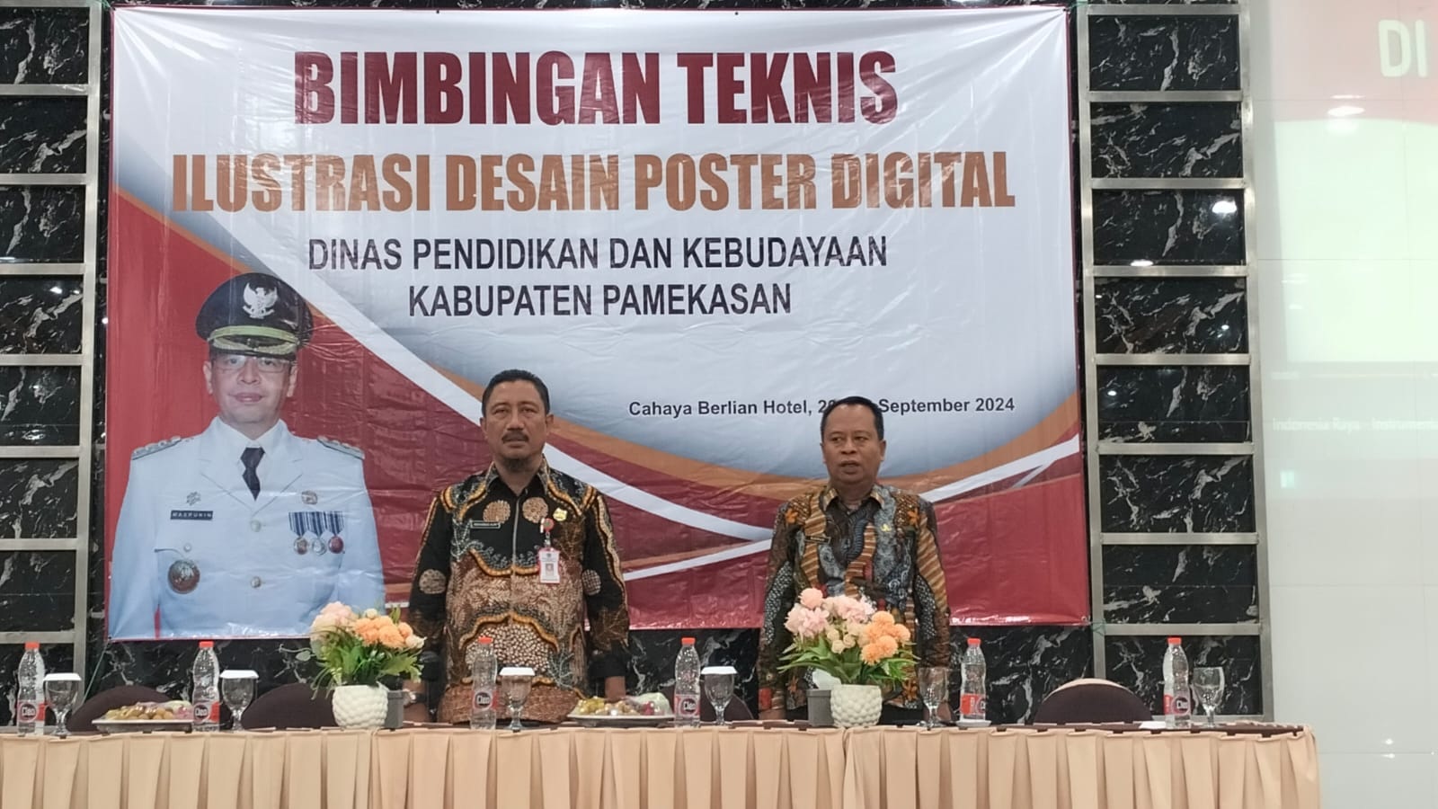 BAJU BATIK: Kepala Disdikbud Pamekasan Moh. Alwi didampingi Kabid Pembinaan SMP Ridwan dalam pembukaan Bimtek Ilustrasi Desain Poster Digital, Kamis (27/9). (DISDIKBUD PAMEKASAN UNTUK JPRM)