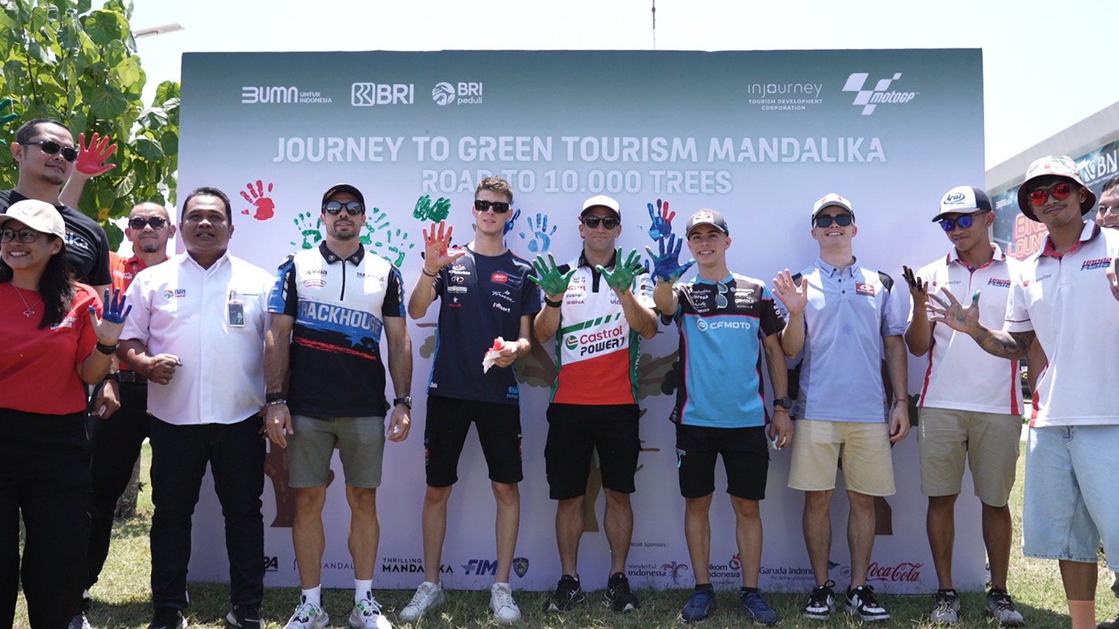 JADI CONTOH: Perwakilan pembalap MotoGP dan pihak BRI foto bersama sebelum penanaman pohon di Mandalika.