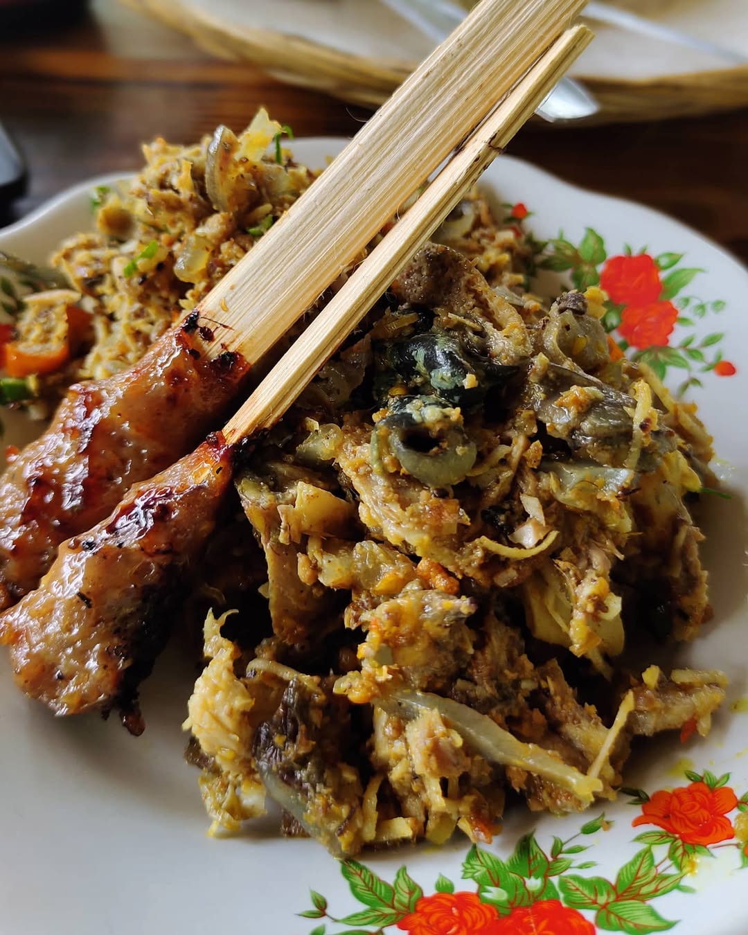 lawar dan sate lilit, salah satu kuliner paling terkenal di Bali
