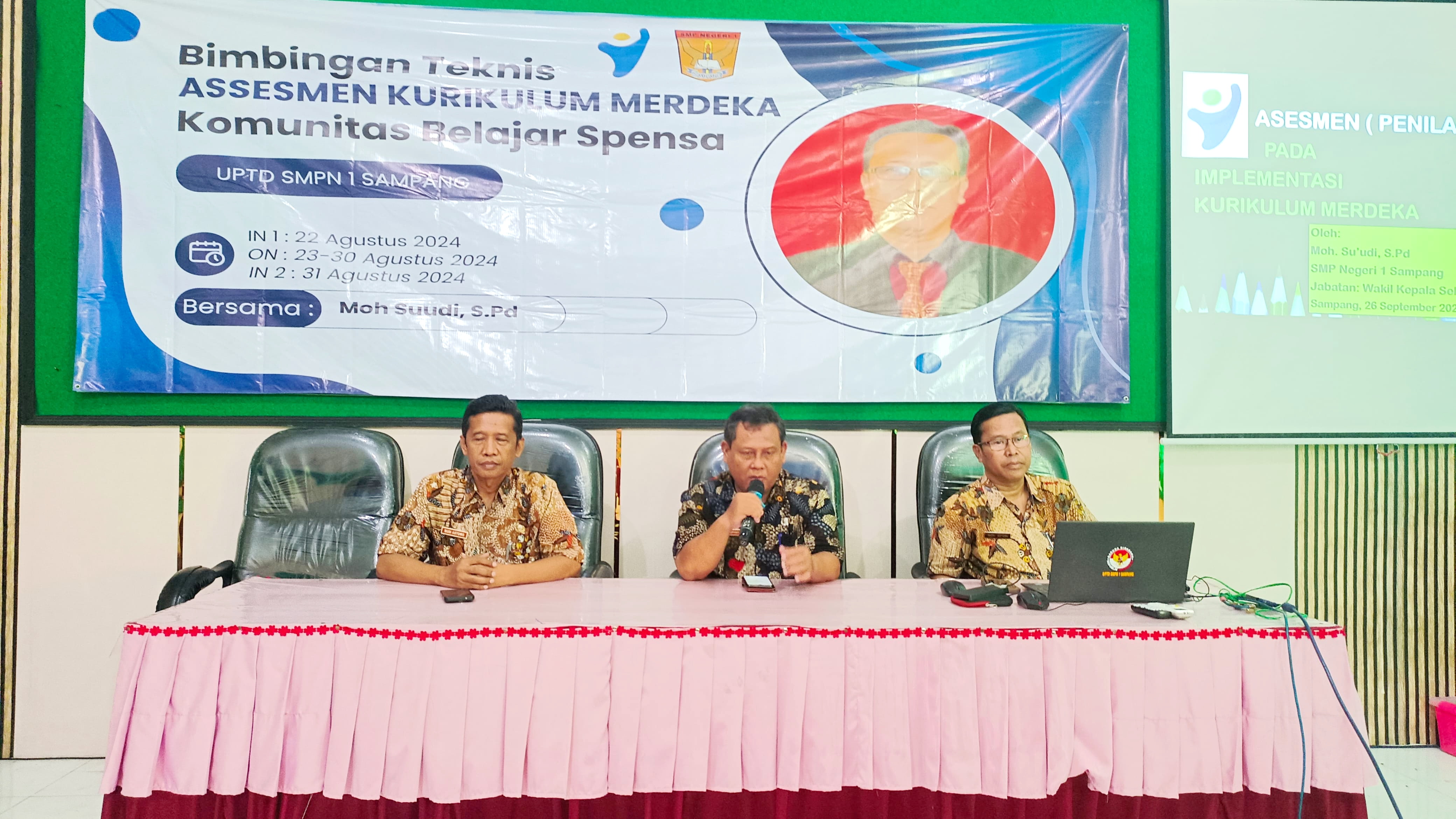 EDUKATIF: Kepala SMPN 1 Sampang Teguh Suparyanto (pegang mik) menyampaikan sambutan dalam acara bimbingan teknis asesmen Kurikulum Merdeka Belajar di sekolahnya Kamis (26/9).
