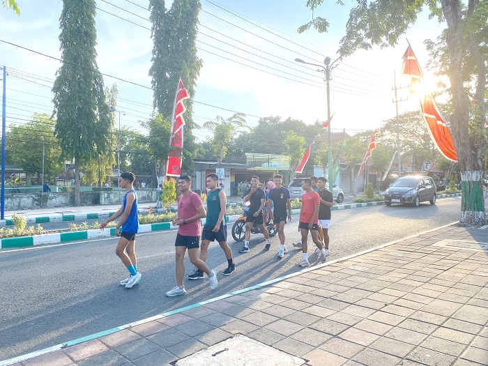 SEHAT: Sejumlah pemuda dan pemudi berolahraga di Jalan Kabupaten, Pamekasan, kemarin. (AYU LATIFAH/JPRM)