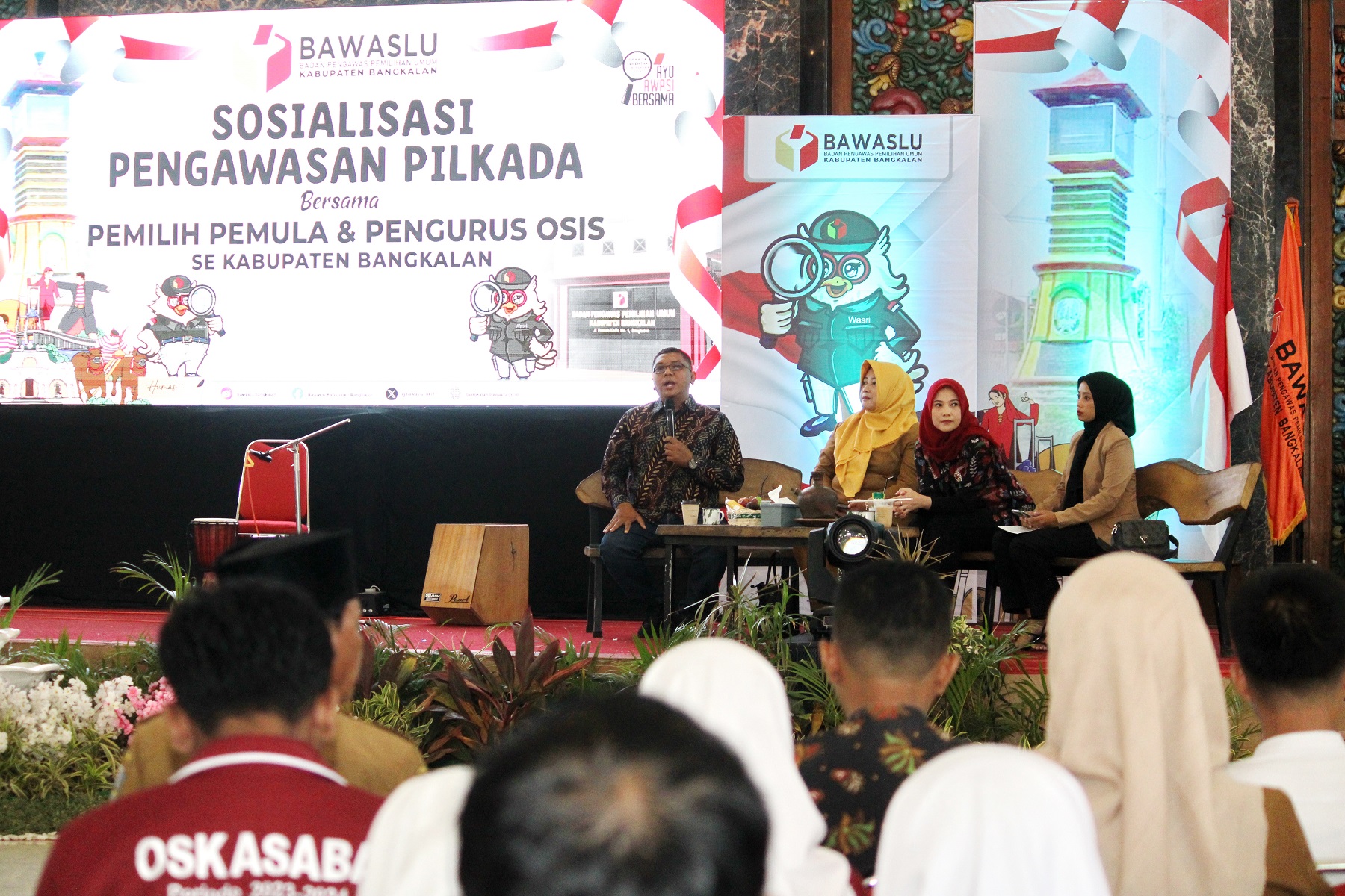 TIDAK BOLEH KAMPANYE PILKADA: Ketua Bawaslu Bangkalan Ahmad Mustain Saleh saat menyampaikan sambutan dalam kegiatan sosialisasi bagi pemilih pemula di Gedung Serbaguna Rato Ebuh, Selasa (24/9).