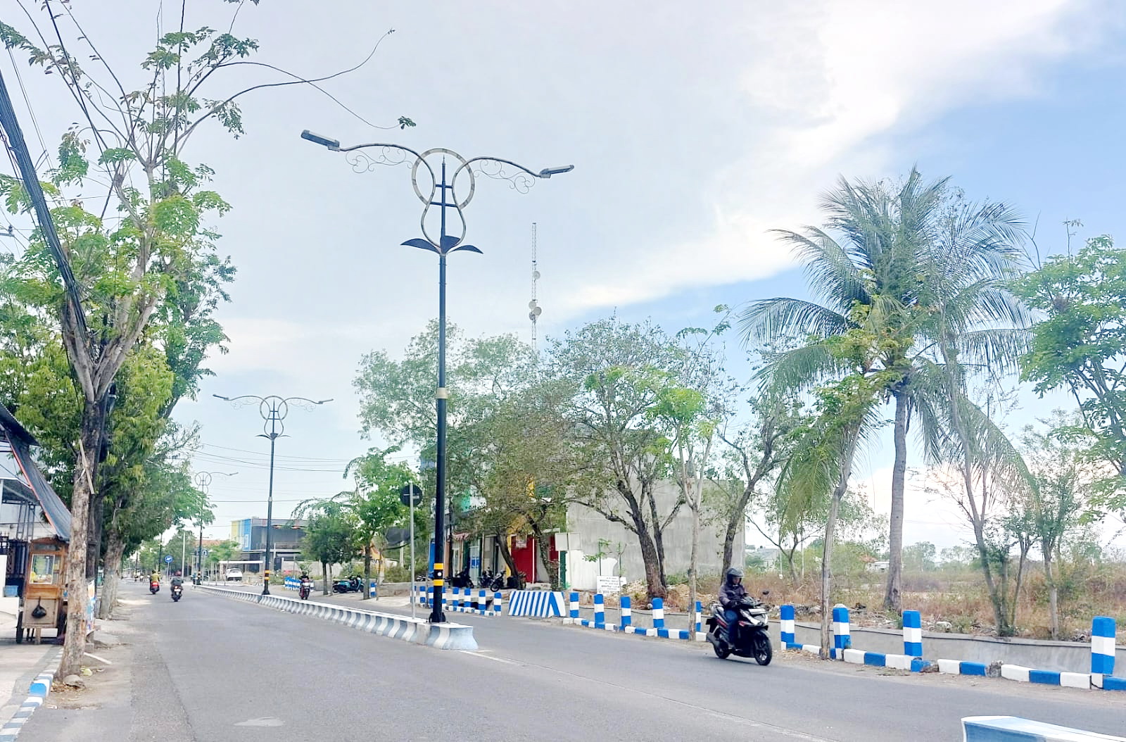 MASA NYALA LAMPU: Pengendara melintasi sekitar lampu PJU Jalan Syamsul Arifin, Kota Sampang, Kamis (26/9).