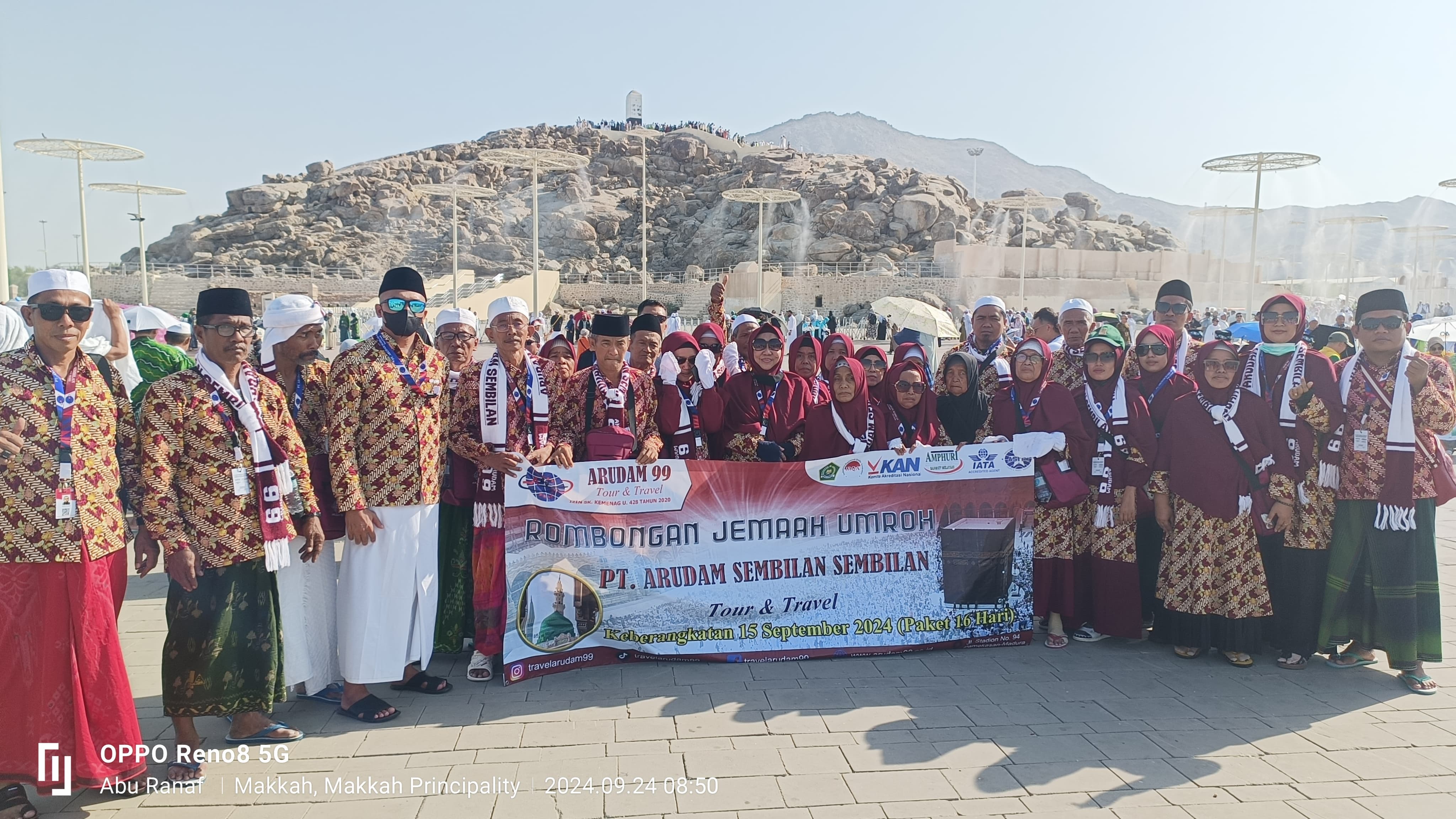 KOMPAK: Sebagian jemaah umrah PT Arudam 99 berfoto bersama di depan Jabal Rahmah, Padang Arafah, Makkah, Selasa (24/9). (PT ARUDAM 99 UNTUK JPRM)