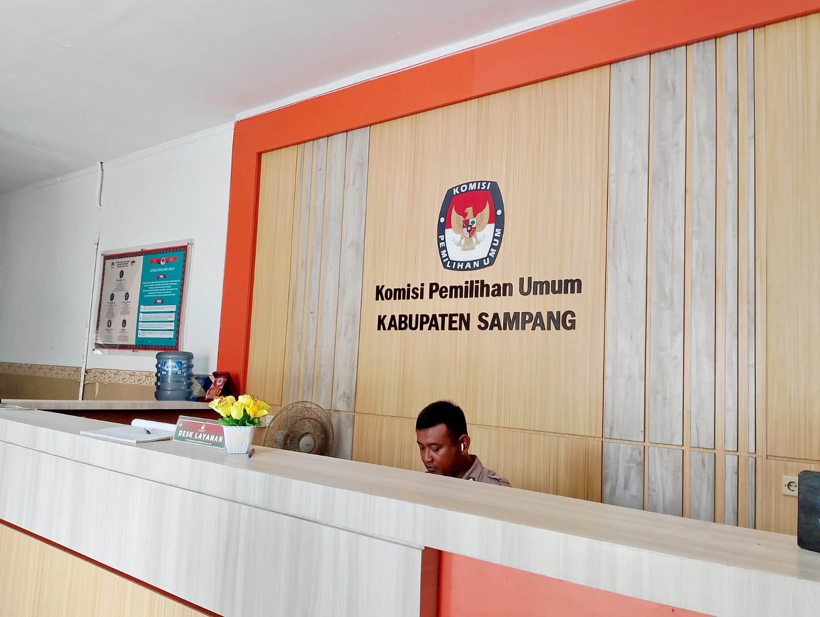 PASLON PILKADA DIJAGA WALPRI: Aparat kepolisian berjaga di kantor KPU Sampang, Jalan Diponegoro, Nomor 49, Jumat (27/9).