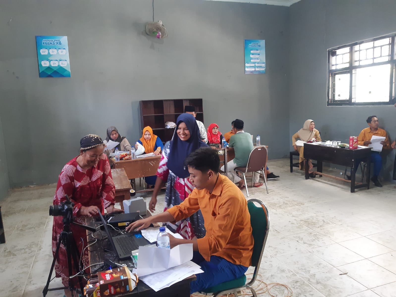 MELAYANI: Pegawai Dispendukcapil saat memberikan pelayanan keliling di Ponpes Darussalam Ketapang, Sampang, Jumat (27/8).