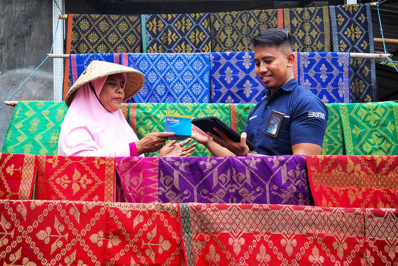 BERDAYA: UMKM sarung tenun bisanaan BRI mengikuti pameran UMKM.