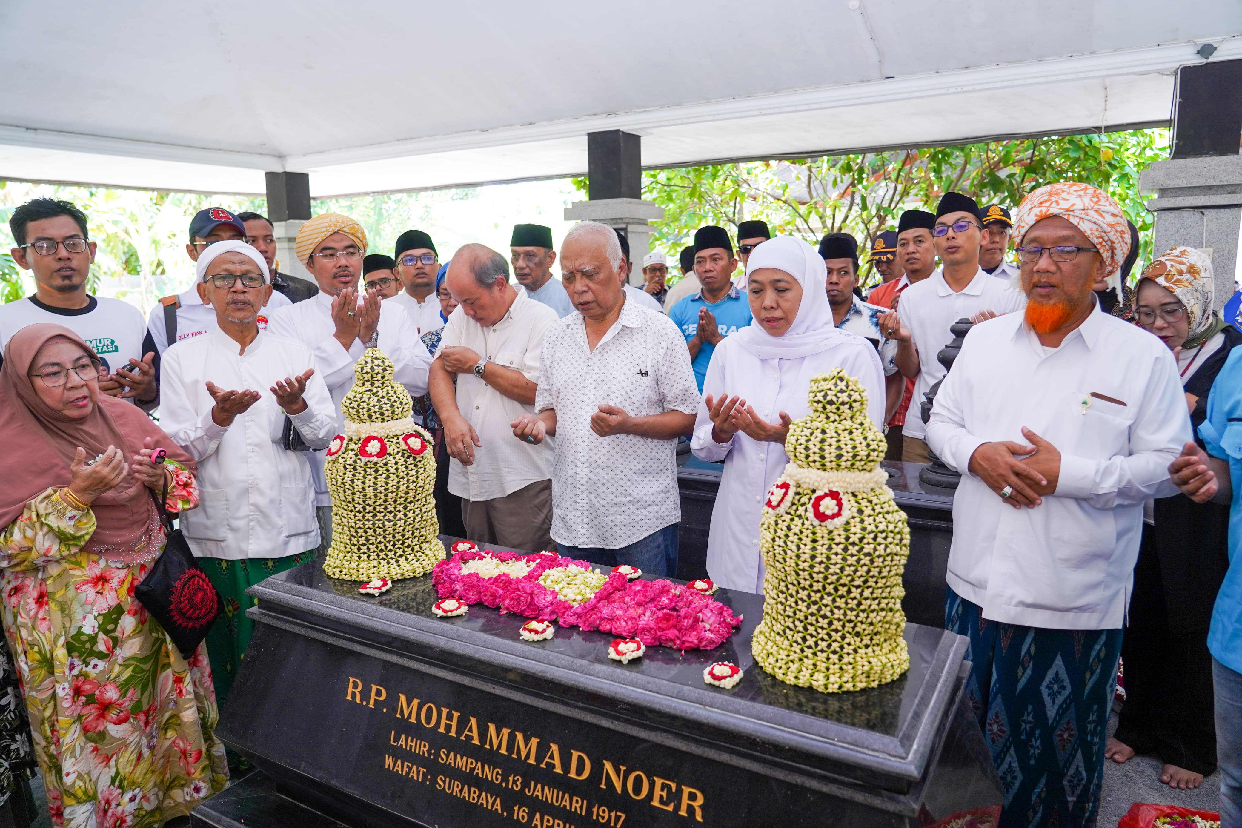 ZIARAH: Calon Gubernur Jatim Khofifah Indar Parawansa didampingi para ulama saat mengunjungi makan mantan Gubernur Jatim Mohammad Noer di Sampang, Sabtu (28/9)