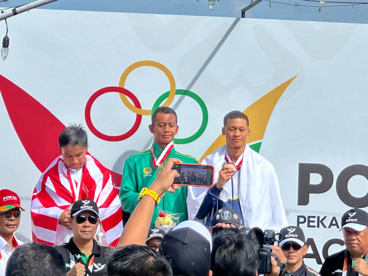 JAWARA: Moch. Akbar Putra Taufik (tengah) berpose setelah menerima medali emas di PON XXI Aceh-Sumut. (TAUFIK UNTUK JPRM)