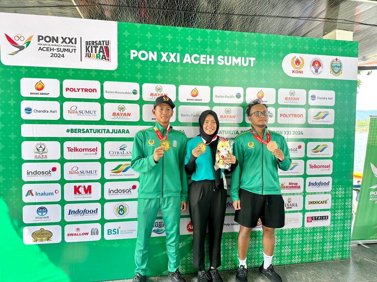 INSPIRASI PEMUDA: Atlet renang Bangkalan Moch. Akbar Taufik berfoto bersama  atlet renang Jatim, setelah meraih medali medali emas PON XXI kategori perairan terbuka, Rabu (11/9). (TAUFIK UNTUK JPRM)
