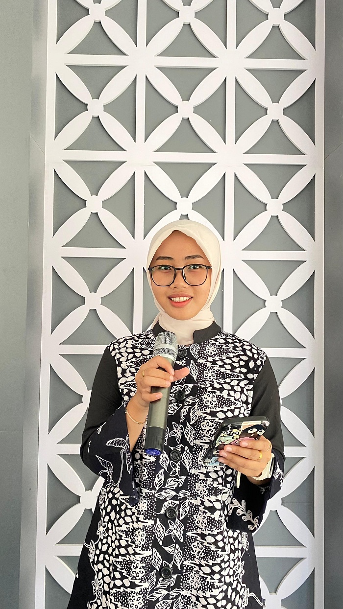 ELEGAN: Fazaraul Farahiyyah menggunakan batik saat tampil menjadi pewara di kampus Unira, Sabtu (14/9). (AYU LATIFAH/JPRM)