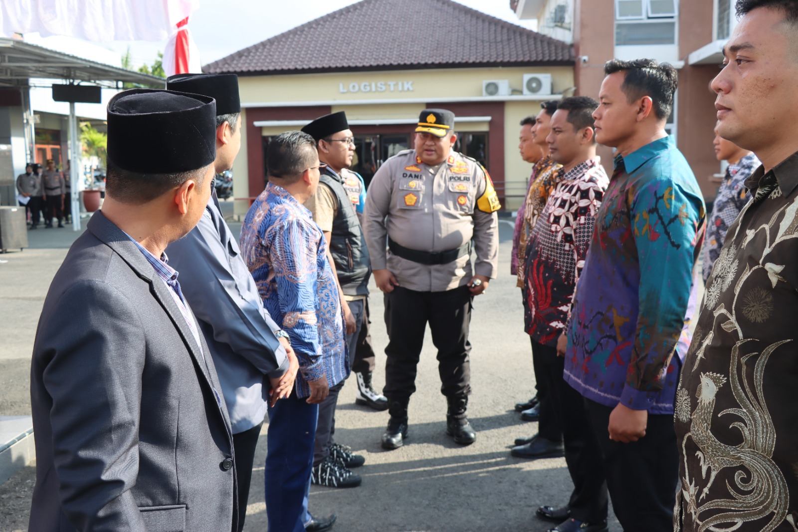 PENGAMAN PASLON PILKADA: Kapolres Pamekasan AKBP Jazuli Dani Iriawan memimpin upacara penyerahan walpri, Selasa (24/9).