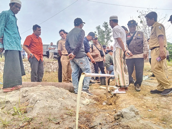 MENGUNDANG PERHATIAN: Tim gabungan mendatangi sumur bor yang diduga bercampur minyak di Desa Batoporo Timur, Kecamatan Kedungdung, Sampang, Selasa (24/9). (ABDI BARRI UNTUK JPRM)