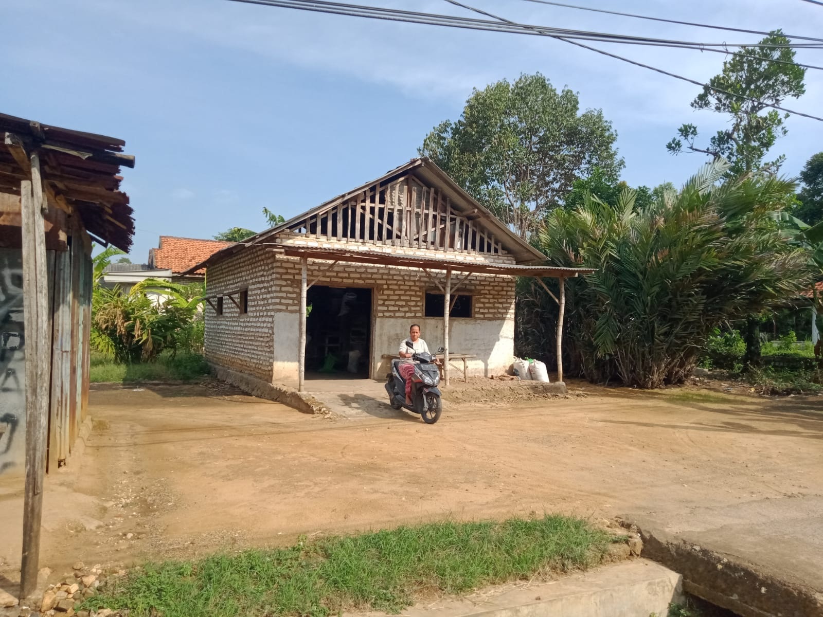 LPM: Warga berada di sekitar lumbung penyimpanan gabah milik warga Desa Keleyan, Kecamatan Socah, Bangkalan, Senin (30/9).